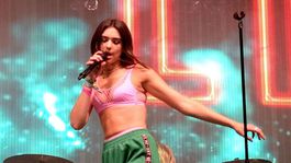 Sangeren Dua Lipa på en konsert i Glastonbury i...