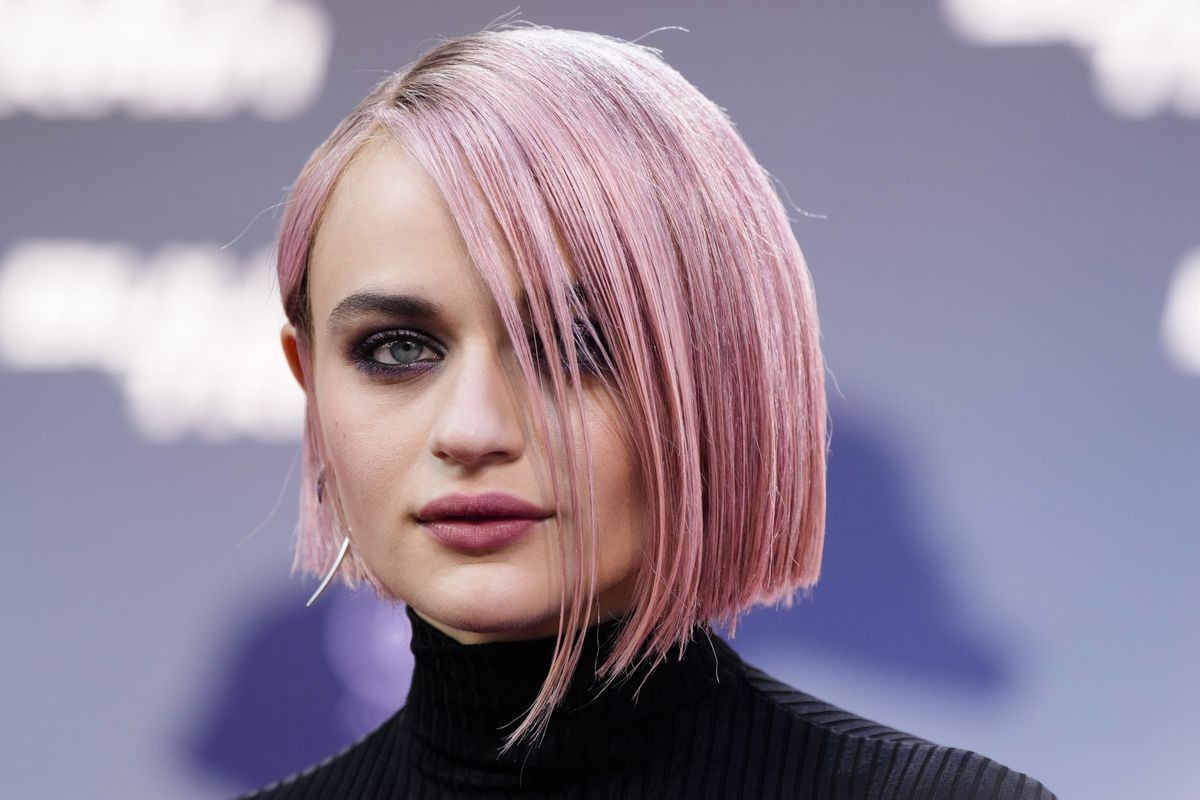 Skuespillerinnen Joey King med rosa farget hår...