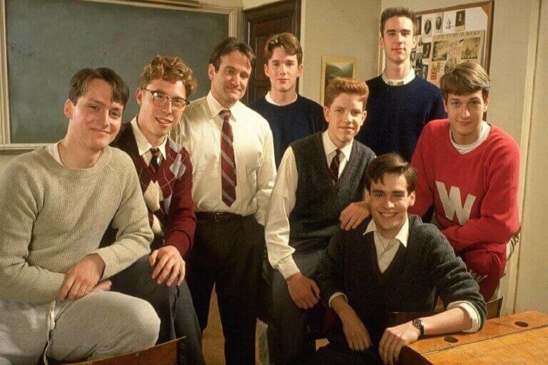 Scene fra filmen "Dead Poets Society";  klasse forent med lærer