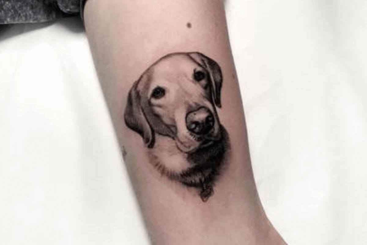 Realistisk tatovering av en hund 