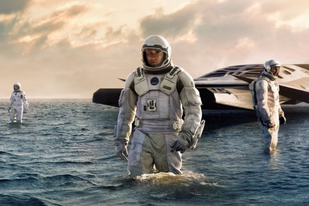 Karakterer fra filmen "Interstellar" under vann på en ny planet