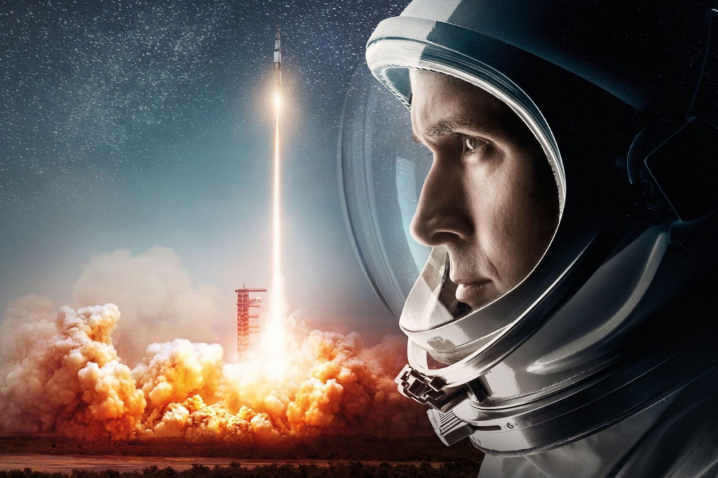 Cover av filmen "First Man";  astronautansikt og rakett i bakgrunnen