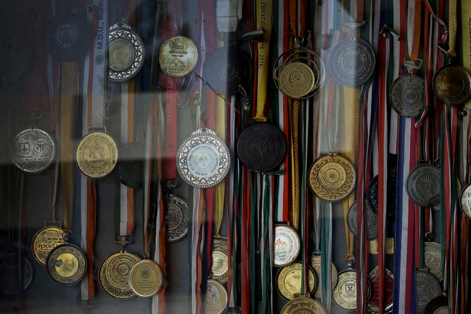 Medaljene elevene har vunnet henger i et skap på veggen til Altius - Foto: Anushree Fadnavis / Reuters