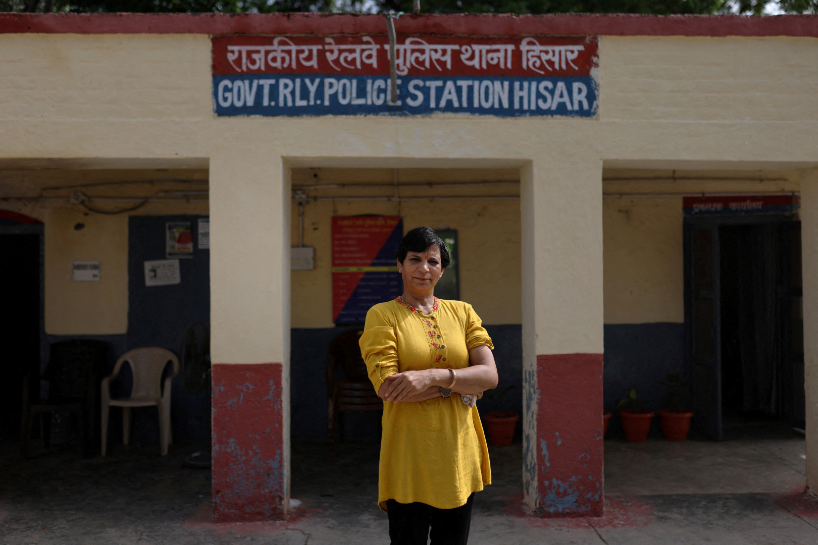 Usha Sharma, assisterende politioverbetjent, Haryana, utenfor politistasjonen - Foto: Anushree Fadnavis / Reuters