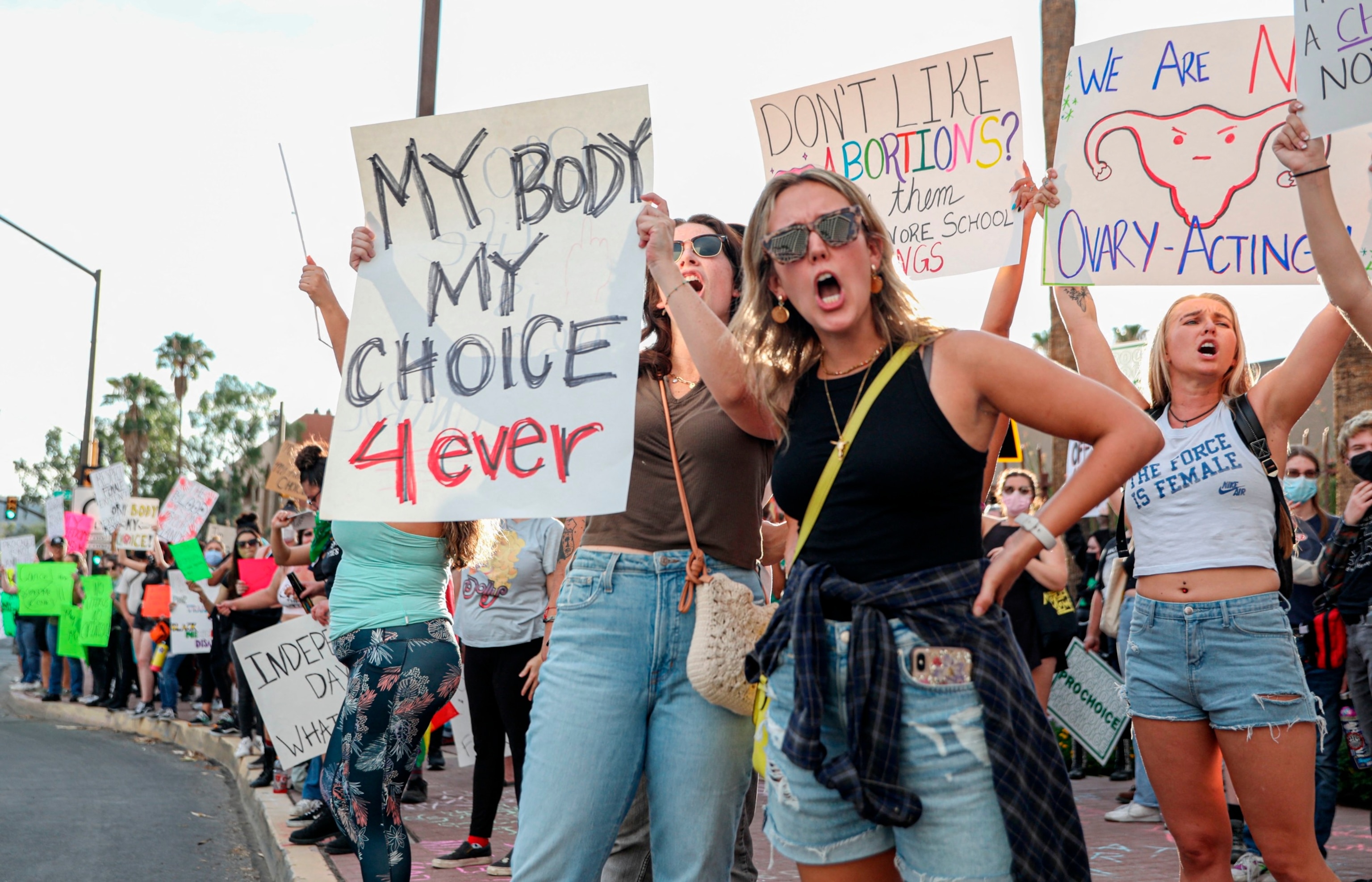 FOTO: Abortrettighetsdemonstranter synger under et Pro Choice-møte ved Tucson Federal Courthouse i Tucson, Arizona, 4. juli 2022. 