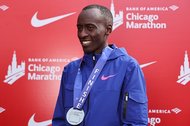 Kenyas Kelvin Kiptum ser på etter å ha vunnet Chicago Marathon 2023 og satt en verdensrekord maratontid på 2:00.35 på Grant Park 8. oktober 2023. (Foto av Michael Reaves/Getty Images)