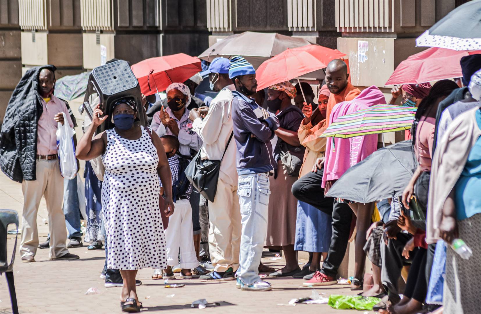 Sosialstipendmottakere står i kø i timevis i den varme solen utenfor hovedpostkontoret i Pietermaritzburg.