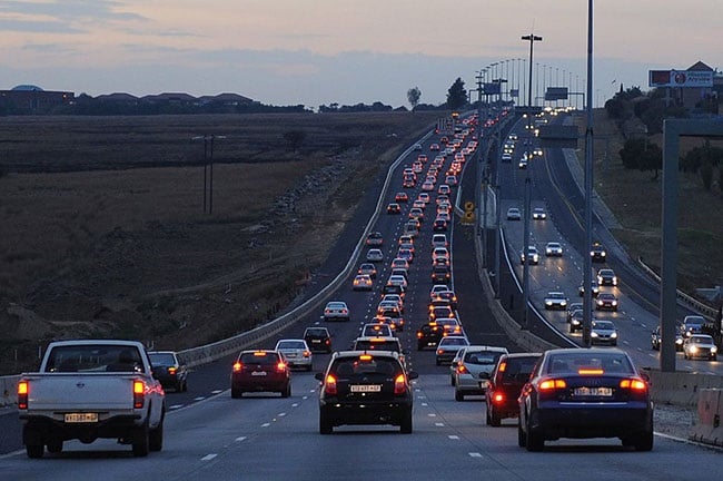 Trafikken beveger seg langs en motorvei i Gauteng, Sør-Afrika. 
