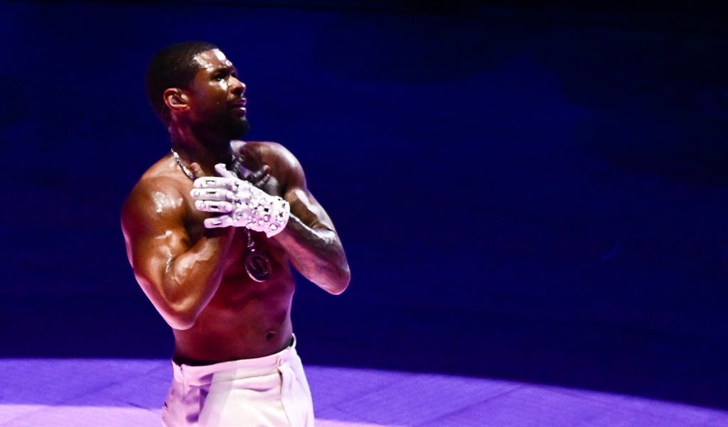 Den amerikanske singer-songwriteren Usher opptrer under Apple M