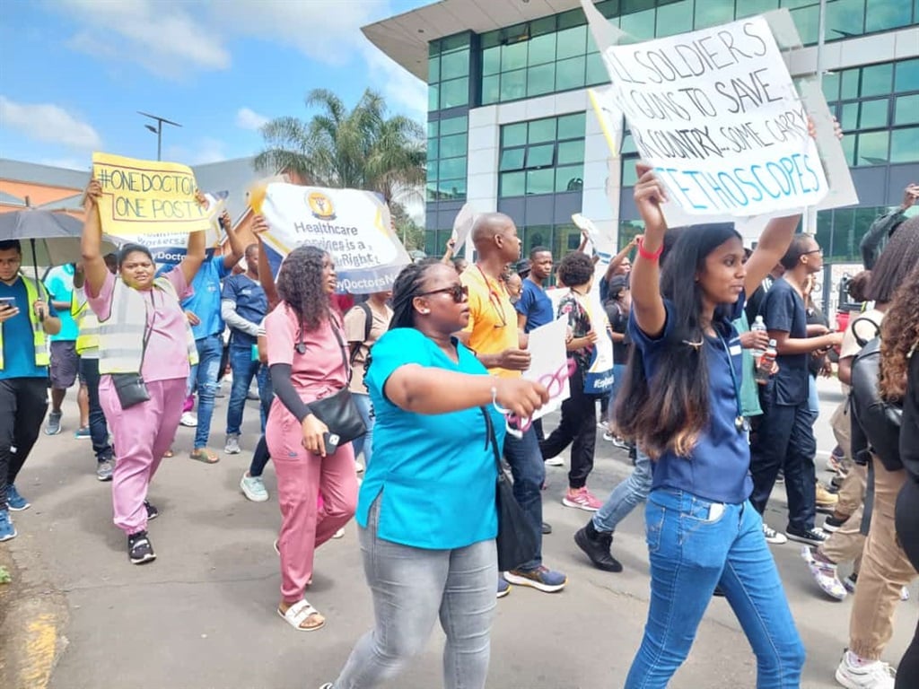 Arbeidsløse leger i KwaZulu-Natal arrangerte en fredelig marsj til provinsens helseavdelingskontorer mandag.