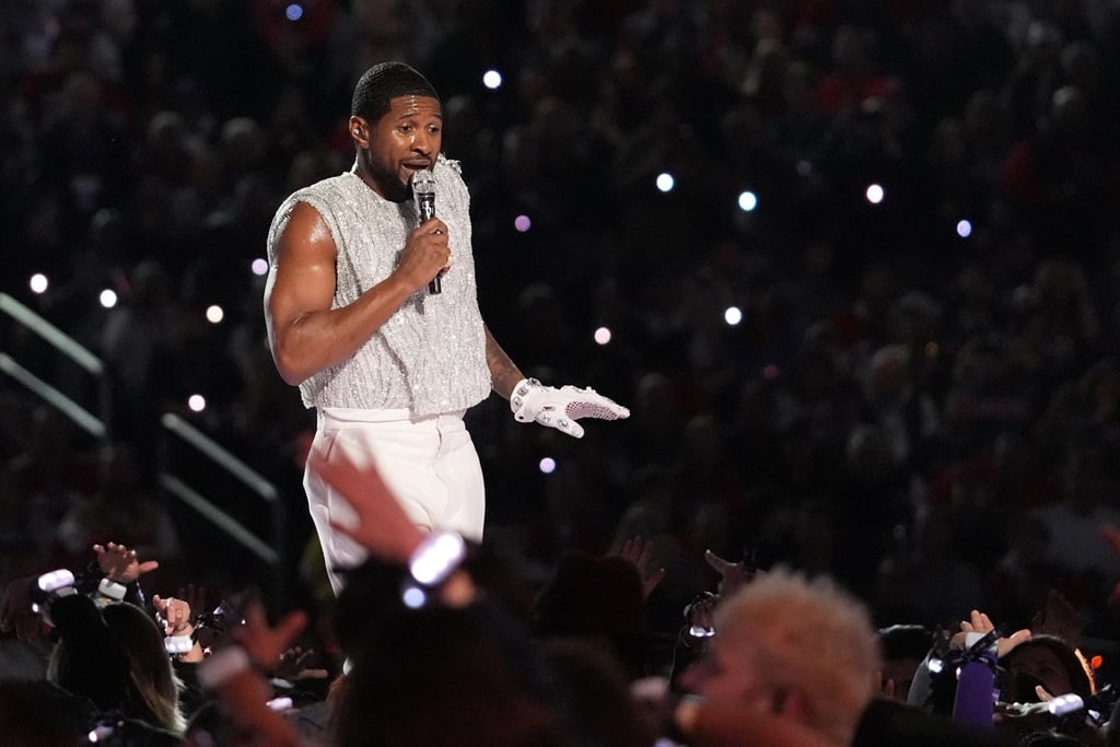 Den amerikanske singer-songwriteren Usher opptrer under Apple Music pauseshow av Super Bowl LVIII mellom Kansas City Chiefs og San Francisco 49ers på Allegiant Stadium i Las Vegas, Nevada, 11. februar 2024.