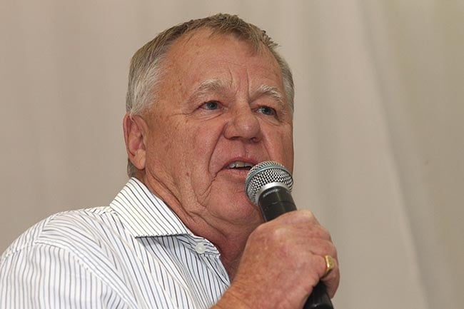 Mike Procter taler under en fordelsmiddag på Western Province Cricket Club i Cape Town 6. november 2014. Foto av Shaun Roy/Gallo Images)
