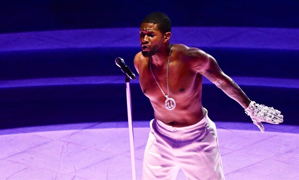 Den amerikanske singer-songwriteren Usher opptrer under Apple M