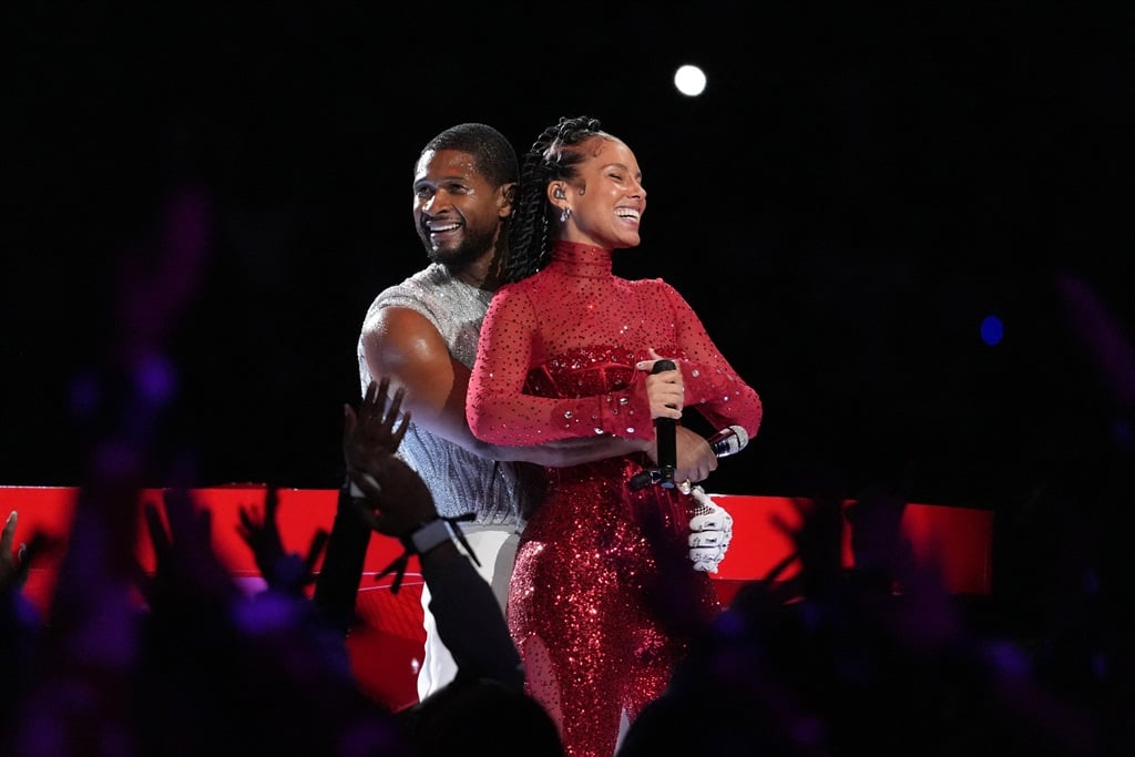Den amerikanske singer-songwriteren Usher opptrer sammen med en amerikansk sanger