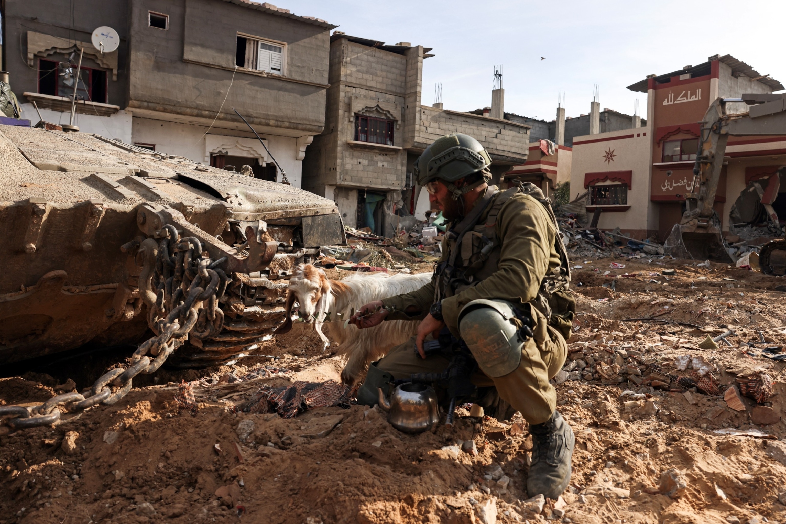FOTO: En israelsk soldat mater et dyr mens han opererer, midt i den pågående konflikten mellom Israel og den palestinske islamistgruppen Hamas, i Gaza, 8. januar 2024. 