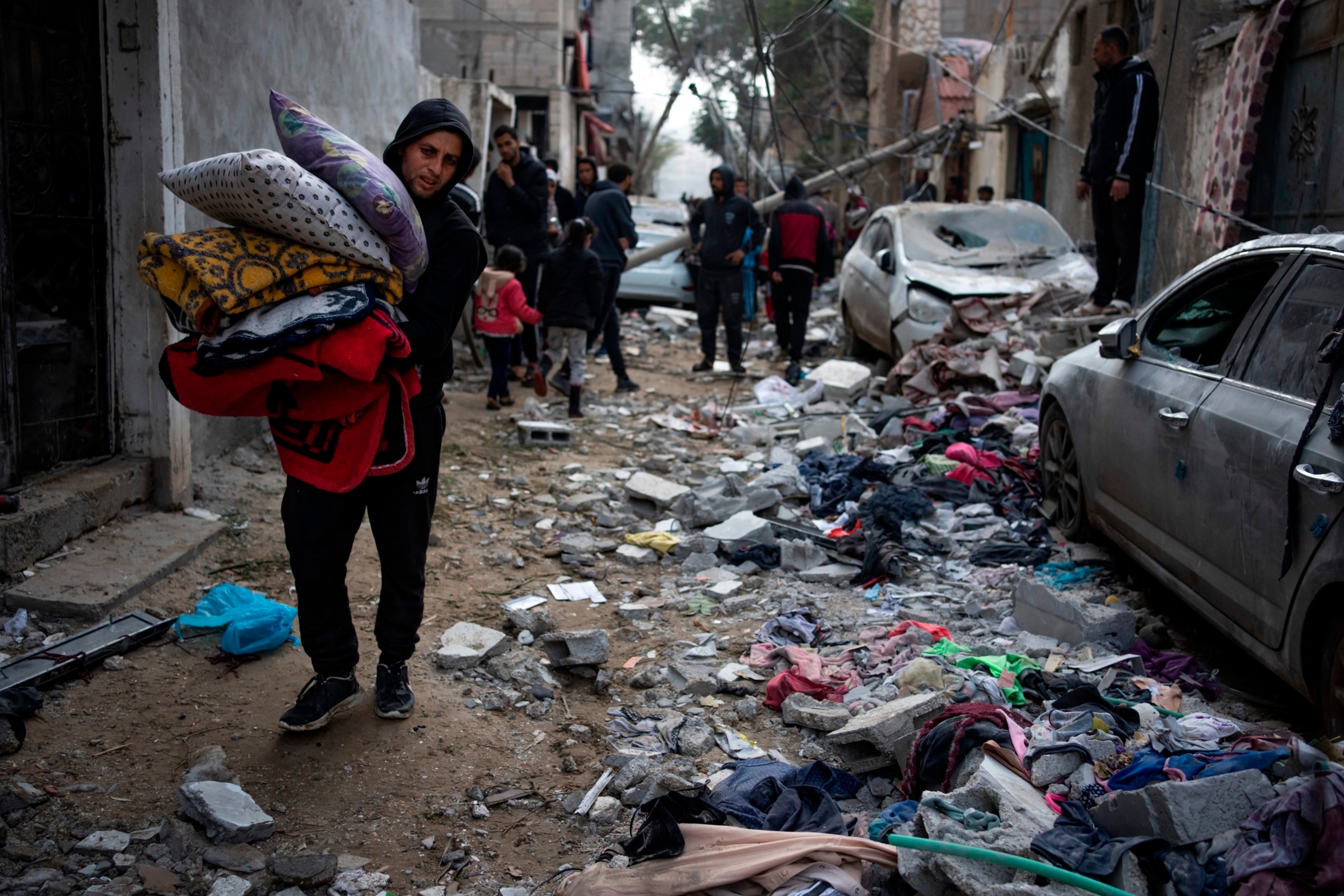 FOTO: Palestinere går gjennom ødeleggelsene etter et israelsk luftangrep i Rafah, Gazastripen, 9. februar 2024. 