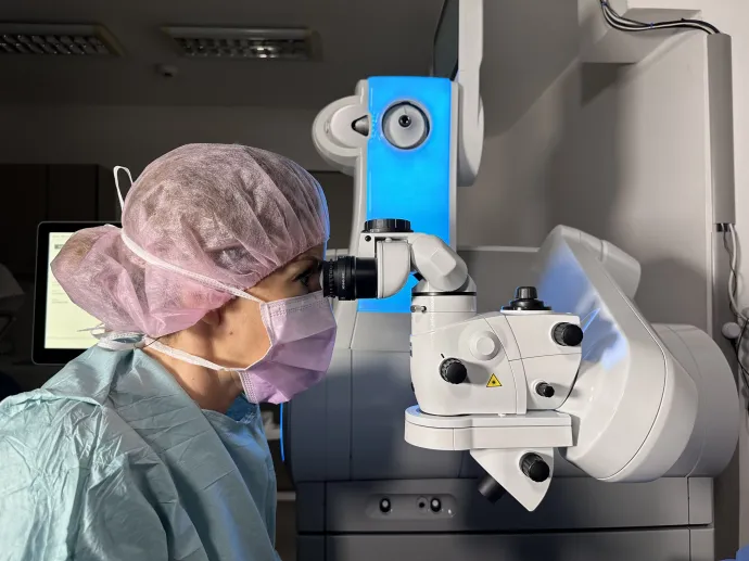 Dr Orsolya Fekete, den ledende kirurgen ved Sasszem Clinic under laser øyekirurgi - Foto: Sasszem Clinic