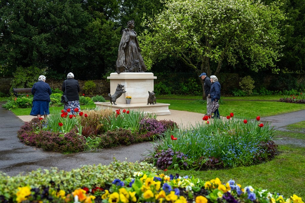 Folk ser på en nylig avduket statue av dronning Eliza