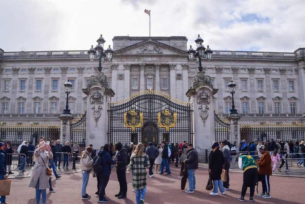 Folkemengder samles utenfor Buckingham Palace etter 