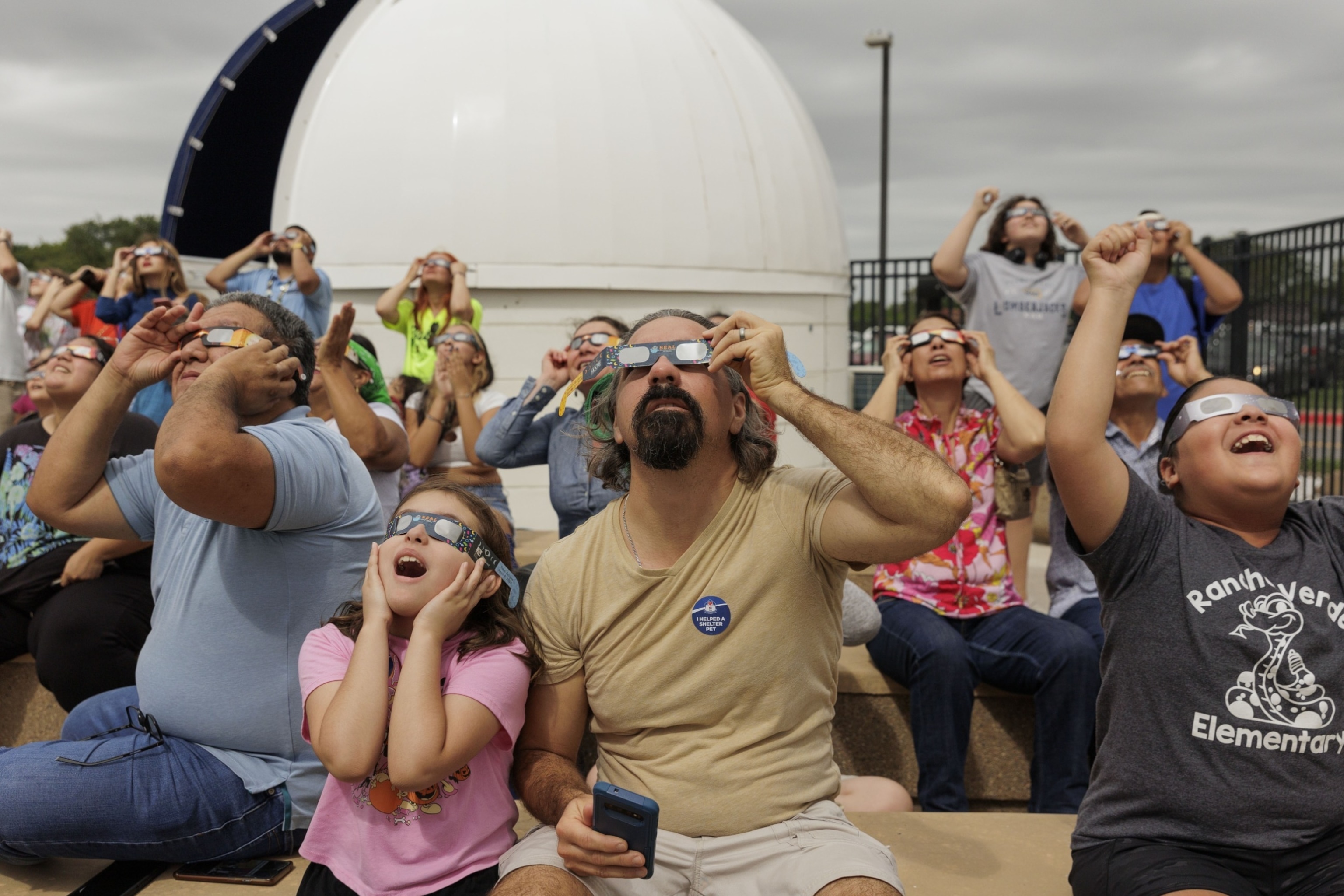 FOTO: Folk ser på den ringformede solformørkelsen med vernebriller i Brownsville, Texas 14. oktober 2023. 