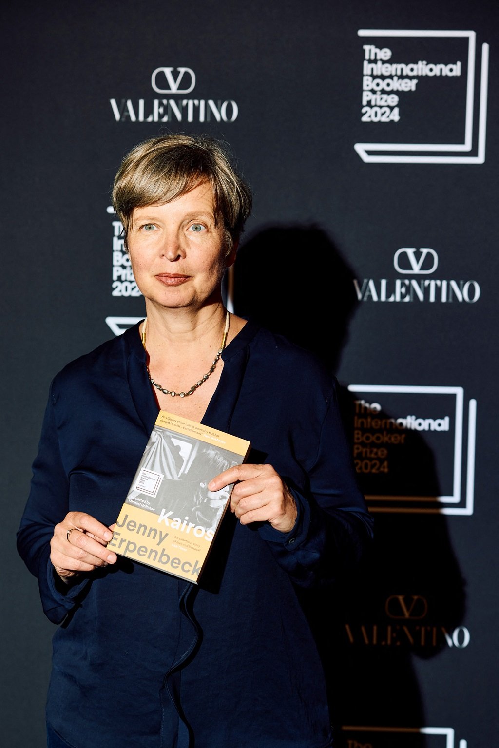 Den tyske forfatteren Jenny Erpenbeck poserer med sin roman