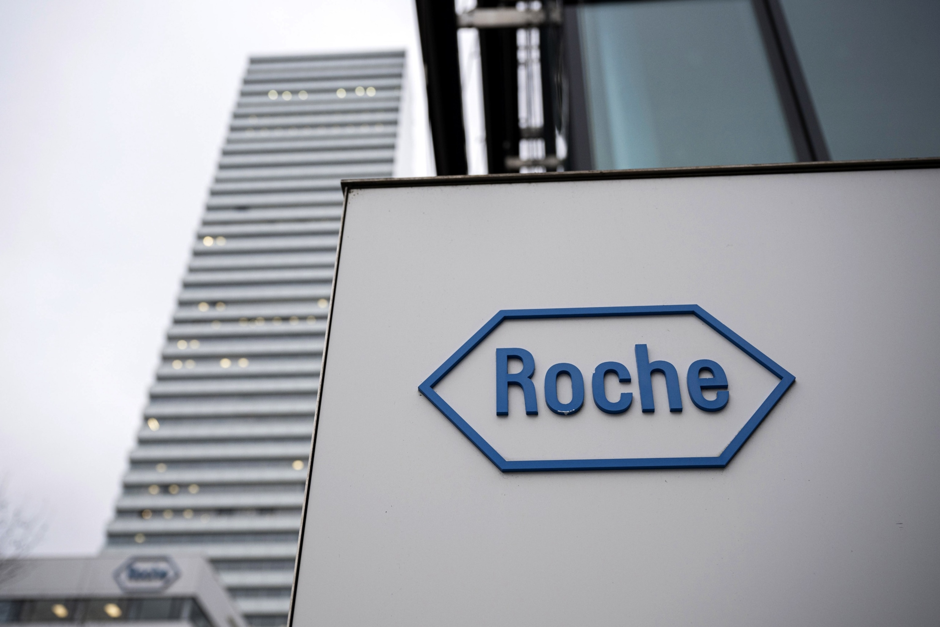 FOTO: En logo ved Roche Holding AG-hovedkvarteret i Basel, Sveits, 1. februar 2024.